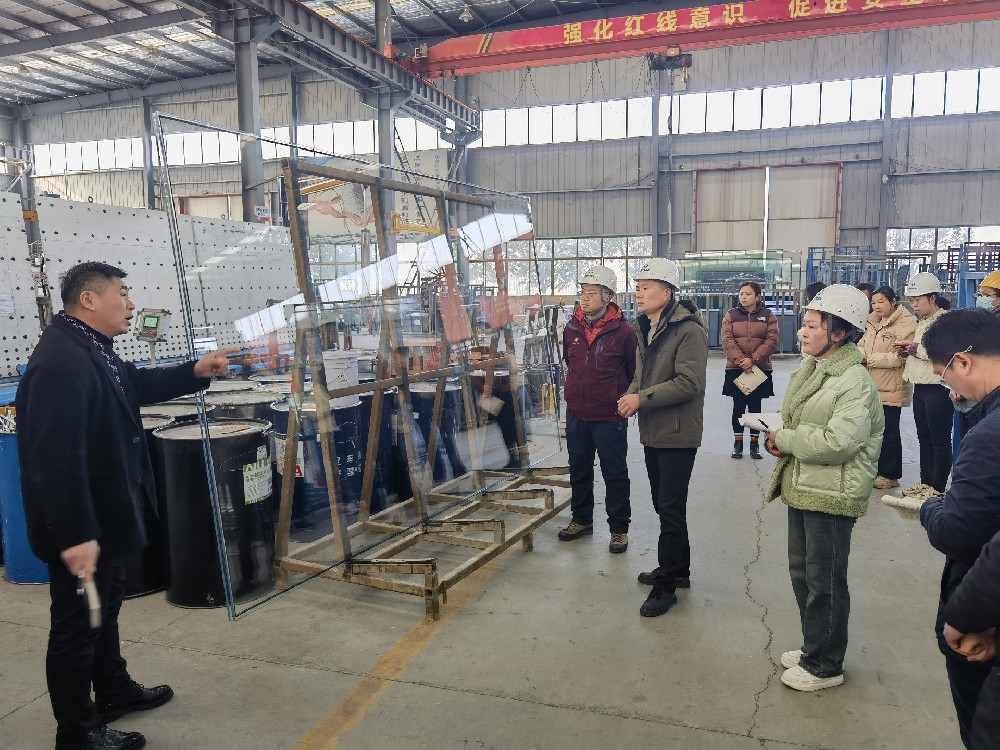 司杨千代玻璃厂召开质量现场会强调品质把控
