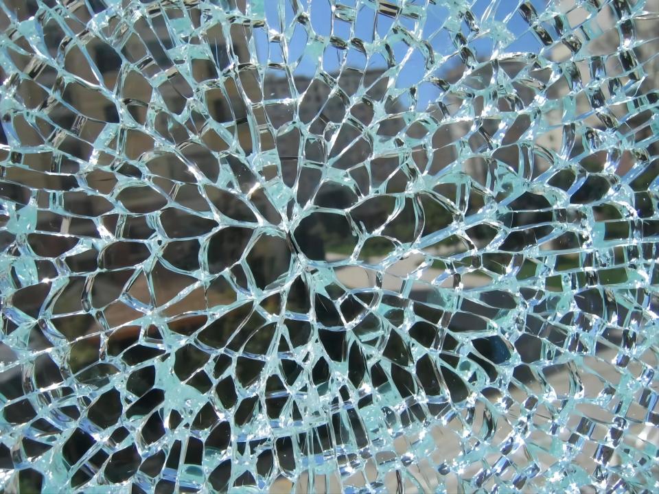 玻璃自爆 玻璃自爆